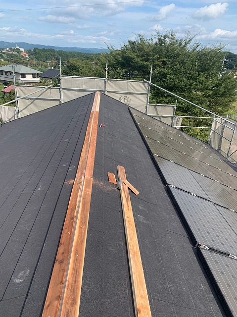 スレート屋根から横暖ルーフを使った屋根カバー工事を行いました！川口市屋根カバー工事　横暖ルーフαｓ　ニチハ　センタールーフ　スレートボロボロ　ガルバリウム鋼板　